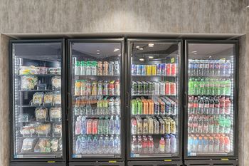Market-style vending with fresh food